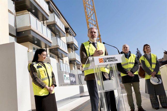 El presiente Azcón, en la presentación de las nuevas viviendas de La Merced, en Huesca.