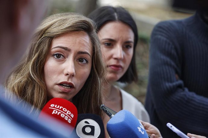 Archivo - La coordinadora General de Podem País Valencià y portavoz adjunta de Podemos, María Teresa Pérez (i), y la eurodiputada de la formación,  Irene Montero (d), en La Rambleta, a 27 de abril de 2024, en Valencia, Comunidad Valenciana (España).