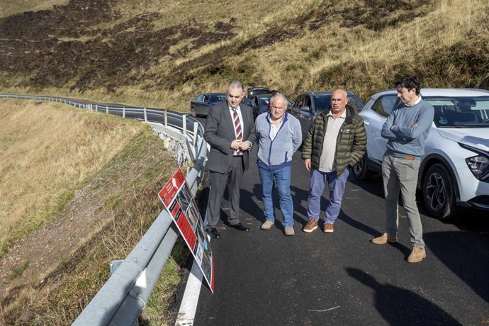 El Consejero De Fomento, Vivienda, Ordenación Del Territorio Y Medio Ambiente, Roberto Media, Inaugura Las Obras Del Puente Sobre El Río Llerana, En Saro