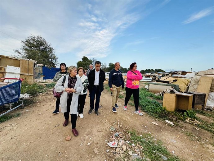 El alcalde de Albacete, Manuel Serrano, visita asentamientos.