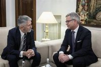 Marlaska y Saiz transmiten al comisario de Migraciones su disposición de "anticipar" medidas del Pacto Europeo