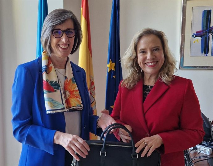 Nieves Roqueñí y Belarmina Díaz en el traspaso de cartera de la Consejería de Transición Ecológica, Industria y Comercio