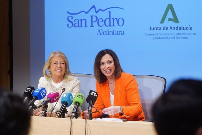 La consejera de Fomento, Articulación del Territorio y Vivienda, Rocío Díaz, y la alcaldesa de Marbella, Ángeles Muñoz, en rueda de prensa