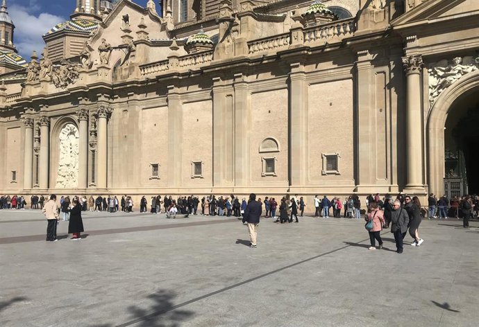 Largas filas para comprar la medida del cachirulo de la Virgen del Pilar, disponible hasta octubre