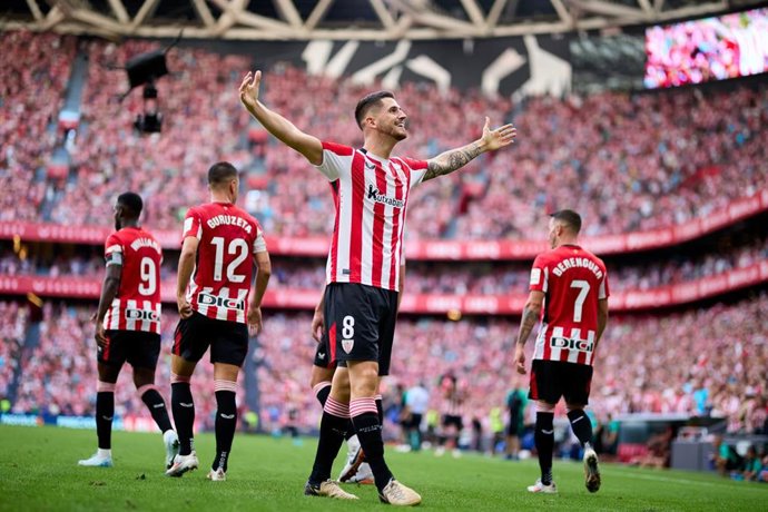 Archivo - El centrocampista del Athletic Club Oihan Sancet celebrando un gol en San Mamés.