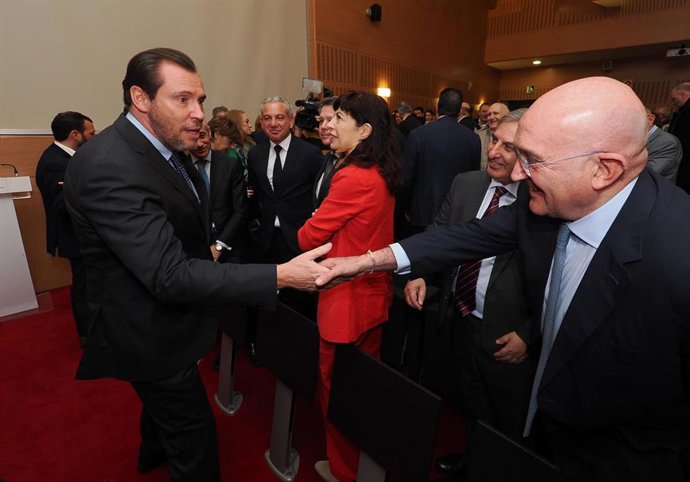 El ministro de Transportes y Movilidad Sostenible, Óscar Puente, y la ministra de Igualdad, Ana Redondo, saludan al alcalde de Valladolid, Jesús Julio Carnero.