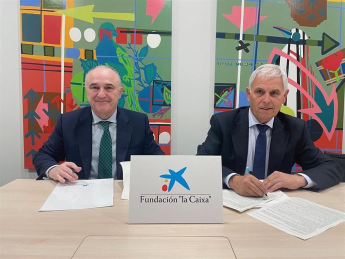 El presidente de Cooperativas Agro-alimentarias de Andalucía (d), Fulgencio Torres, y el director territorial de CaixaBank (i), Juan Ignacio Zafra.