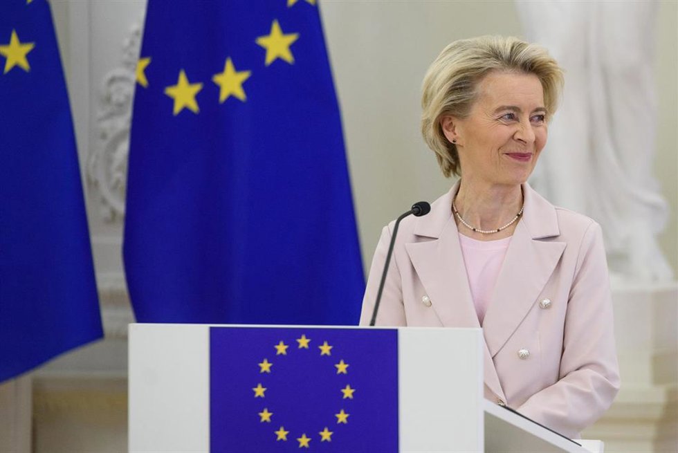 La presidenta de la Comisión Europea, Ursula von der Leyen, durante una comparecencia ante la prensa en la capital de Lituania, Vilna (archivo)
