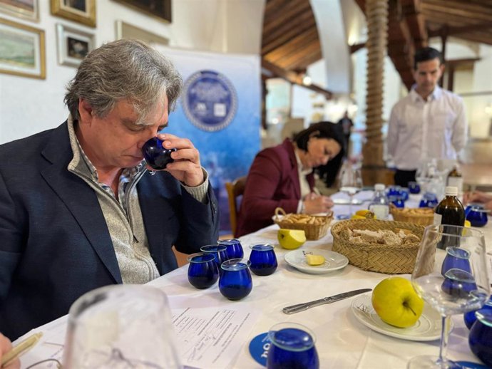 Los miembros del jurado han tenido que deliberar entre las 16 variedades de aceite presentadas por una docena de almazaras de toda la provincia de Málaga.