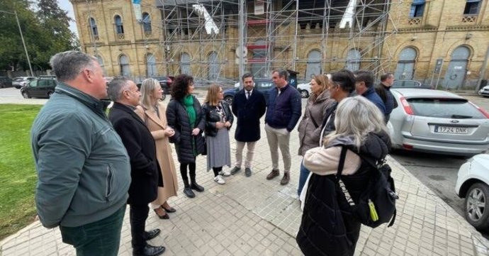 Miembros del PSOE de Huelva  junto a la antigua estación de tren.