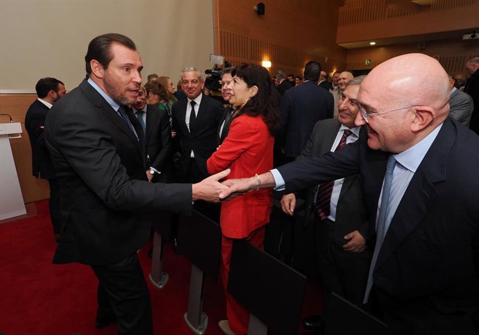 El ministro de Transportes y Movilidad Sostenible, Óscar Puente, y la ministra de Igualdad, Ana Redondo, saludan al alcalde de Valladolid, Jesús Julio Carnero.