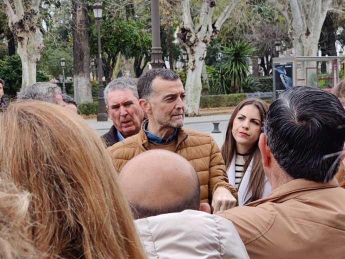 El coordinador federal de IU, Antonio Maíllo, en una atención a medios en Los Palacios y Villafranca (Sevilla).