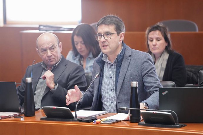 El diputado del PSOE Óscar Galeano, defiende la iniciativa de su grupo, tras asumir la iniciativa ciudadana de Acción Cívica Aragonesa.