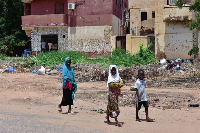 Archivo - 27 August 2024, Sudan, Omdurman: Children walk down a street in Omdurman as a bloody power struggle has ravaged Sudan for nearly 16 months. According to the UN, the conflict has sparked the world's largest refugee crisis, displacing over ten mil