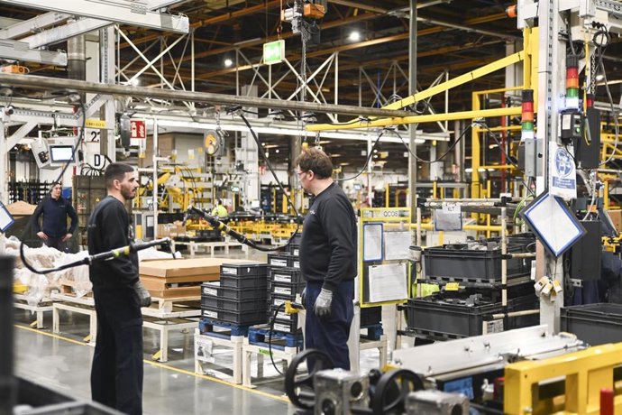 Archivo - Trabajadores, en la planta de Stellantis en Figueruelas (Zaragoza).