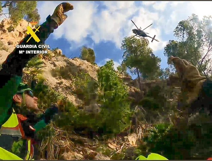 Agentes de la Guardia Civil durante su rescate a un joven herido en una excursión a La Trapa.