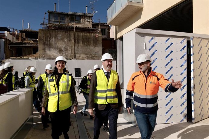 El presidente del Gobierno de Aragón, Jorge Azcón, en su visita a las viviendas en La Merced, Huesca.
