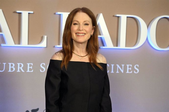 Archivo - Julianne Moore posa en el photocall de la película 'La habitación de al lado', a 16 de octubre de 2024, en Madrid (España).