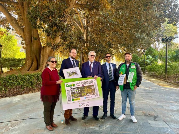 La aparición de estos ficus se enmarca dentro de la acción 'Abraza tu arbol' de la ONCE