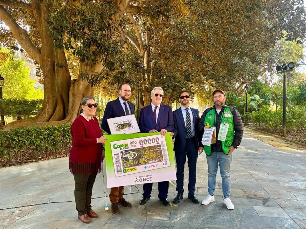 La aparición de estos ficus se enmarca dentro de la acción 'Abraza tu arbol' de la ONCE