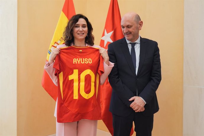 La presidenta de la Comunidad de Madrid, Isabel Díaz Ayuso, ha recibido este lunes en la Real Casa de Correos, sede del Ejecutivo autonómico, al nuevo presidente de la Real Federación Española de Fútbol (RFEF), Rafael Louzán