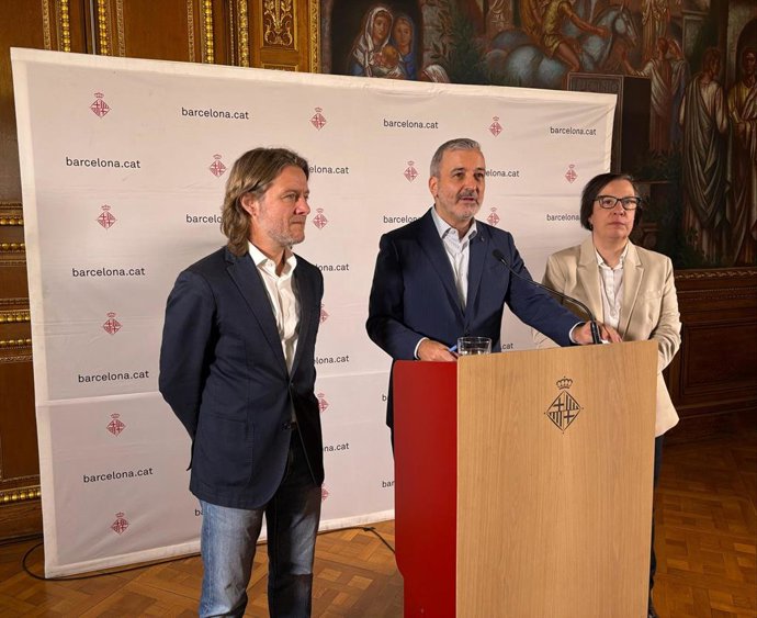 (I-D) El concejal de Deportes, David Escudé; el alcalde de Barcelona, Jaume Collboni, y la concejal de Promoción Económica, Raquel Gil