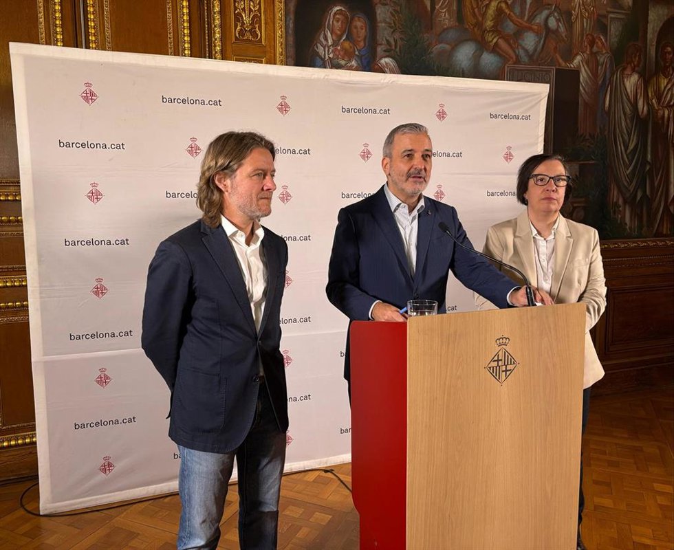(I-D) El concejal de Deportes, David Escudé; el alcalde de Barcelona, Jaume Collboni, y la concejal de Promoción Económica, Raquel Gil