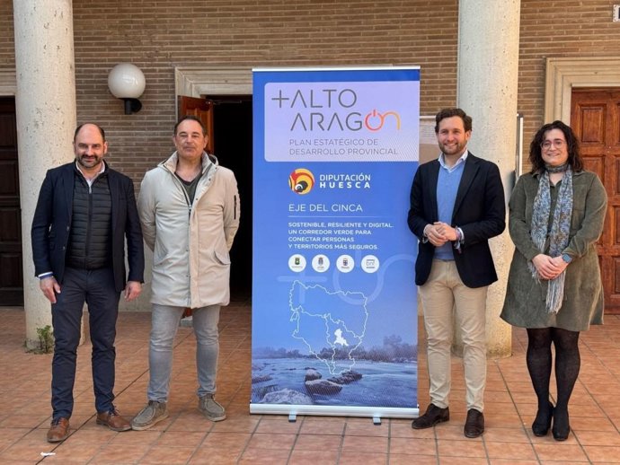 De izquierda a dercha, el alcalde de Barbastro, Fernando Torres; el teniente alcalde de Castejón del Puente, Carlos Barrau, el presidente de la DPH y alcalde de Monzón, Isaac Claver; y la alcaldesa de Binéfar, Patricia Rivera