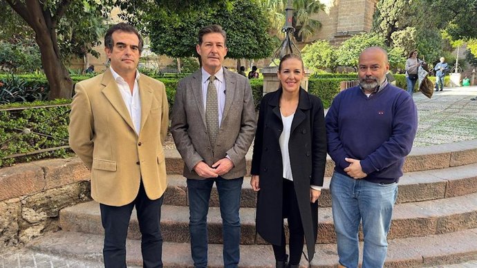 El Portavoz Del Grupo Municipal Vox Málaga, Antonio Alcázar, Junto A La Diputada Nacional De Vox, Patricia Rueda, En Málaga