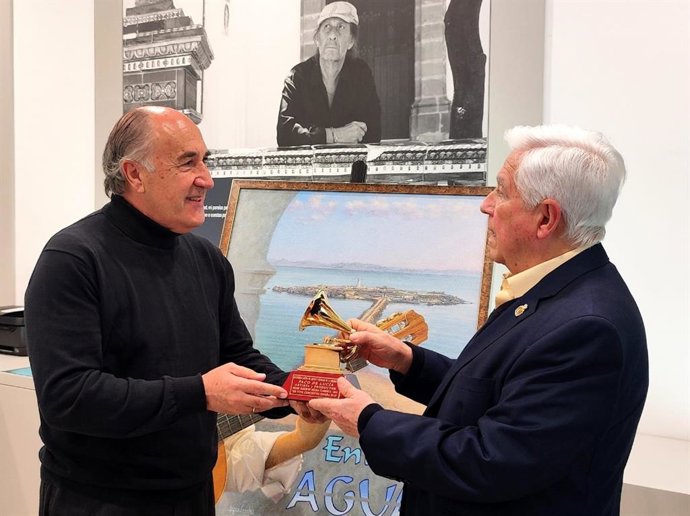 El alcalde de Algeciras, José Ignacio Landaluce, con el Grammy Latino de Paco de Lucía.