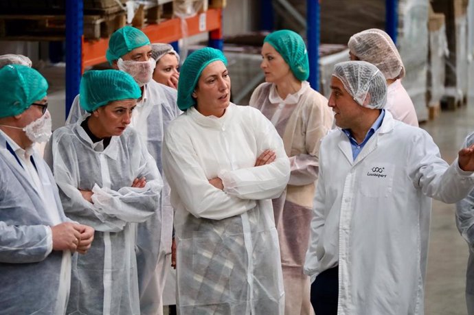 La consejera de Inclusión Social, Juventud, Familias e Igualdad, Loles López, visita Luxapears en Nacimiento (Almería).
