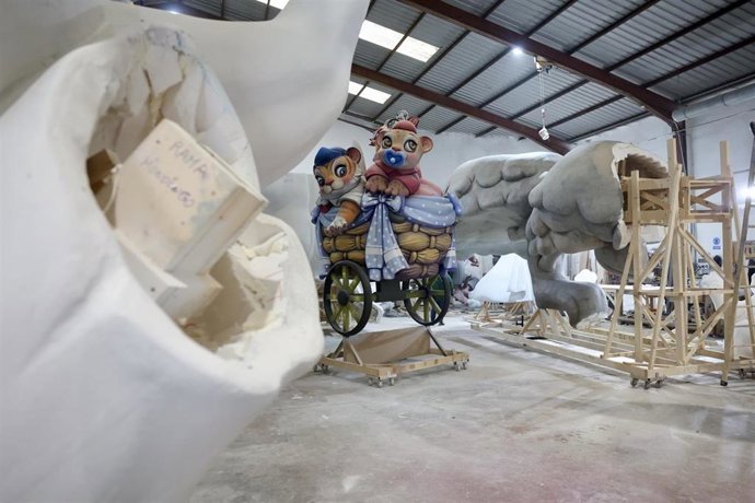 Santaeulalia y Llácer desvelan los primeros ninots de 'Fauna fallera', la falla municipal de 2025