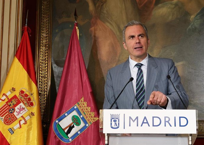 El portavoz de VOX en el Ayuntamiento de Madrid, Javier Ortega Smith, durante una rueda de prensa posterior al Consejo y la Junta Local de Seguridad de la ciudad, en la Casa de la Villa, a 17 de febrero de 2025, en Madrid (España). Durante el encuentro, s