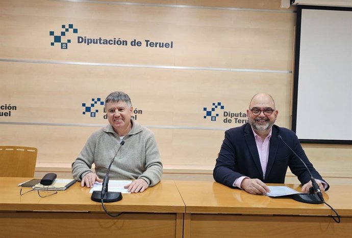 El diputado delegado de Desarrollo Territorial y Lucha contra la Despoblación, Javier Ciprés, y el presidente de Cámara de Comercio e Industria de Teruel, Antonio Santa Isabel.