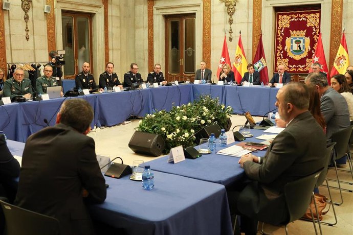 (I-D) Responsables de seguridad y los portavoces de los grupos y en el centro, la vicealcaldesa, Inmaculada Sanz (2i); el alcalde, José Luis Martínez-Almeida (3i), y el delegado del Gobierno, Francisco Martín (1d), durante el Consejo Local de Seguridad 