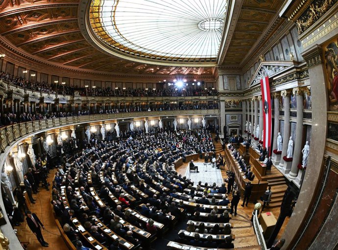 Archivo - 26 January 2023, Austria, Vienna: Austrian President Alexander Van der Bellen (C) attends the swearing-in ceremony by the Federal Assembly in Parliament. Photo: Roland Schlager/APA/dpa