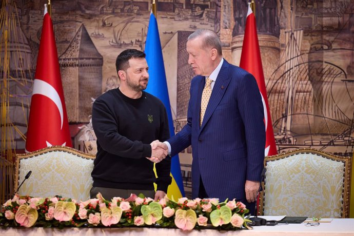 Archivo - HANDOUT - 08 March 2024, Turkey, Istanbul: Turkish President Recep Tayyip Erdogan (R) shakes hands with Ukrainian President Volodymyr Zelensky (L) after a joint press conference at the Dolmabahce Presidental office. Photo: -/Ukrainian Presidency