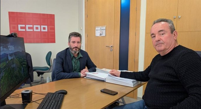 El diputado regional de Podemos Víctor Egío, reunido con el secretario general de CCOO en la Región de Murcia, Santiago Navarro