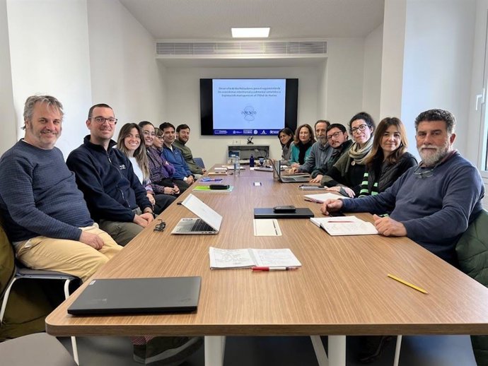Equipo del Centro Oceanográfico que participa en un estudio sobre el estado de los fondos marinos del golfo de Cádiz