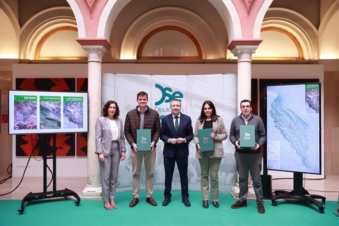 Javier Fernández en la presentación de los nuevos mapas de senderos de Estepa, Guadalcanal y Las Navas