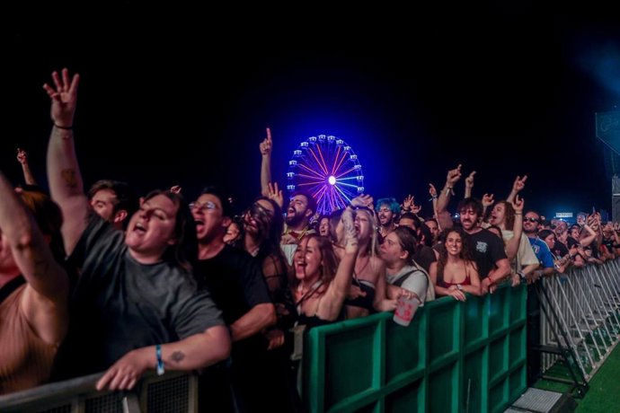 Archivo - La banda SUM 41 durante un concierto en el festival Mad Cool