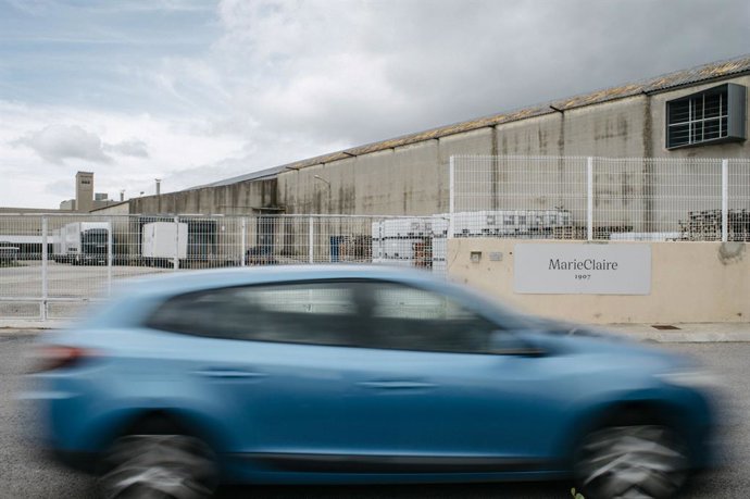 Archivo - Arxiu - Un cotxe passa per davant de la fàbrica de Marie Claire a Vilafranca, a 8 de juny del 2023, a Vilafranca, Castelló, Comunitat Valenciana, (Espanya).
