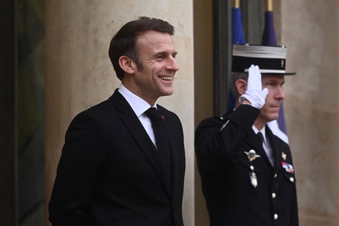 10 de fevereiro de 2025, França, Paris: O presidente francês Emmanuel Macron espera para receber o primeiro-ministro grego Kyriakos Mitsotakis no Palácio do Eliseu, para uma reunião como parte da Cúpula de Ação sobre Inteligência Artificial (IA) em Paris.
