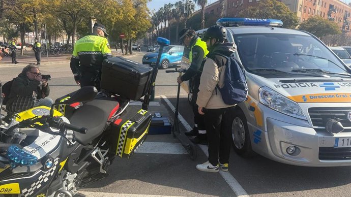 Arranca la campaña que pretende reducir la siniestralidad de patinetes eléctricos y bicicletas en la ciudad de Valencia