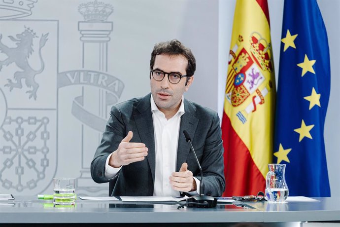 El ministro de Economía Comercio y Empresa, Carlos Cuerpo, durante una rueda de prensa tras el Consejo de Ministros, en el Complejo de la Moncloa, a 4 de enero de 2025, en Madrid (España). El Consejo de Ministros ha aprobado  el anteproyecto de ley para l