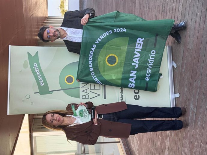 El gerente de Zona de Ecovidrio, Manuel Sala, entrega el reconocimiento a la concejala de Sensibilización Ambiental, María José Bernal