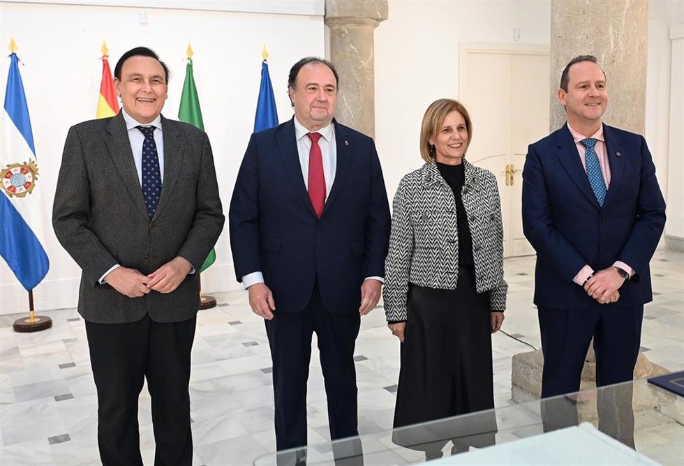 La alcaldesa de Jerez con el consejero de Universidades y los rectores de la UNIA y la UCA.