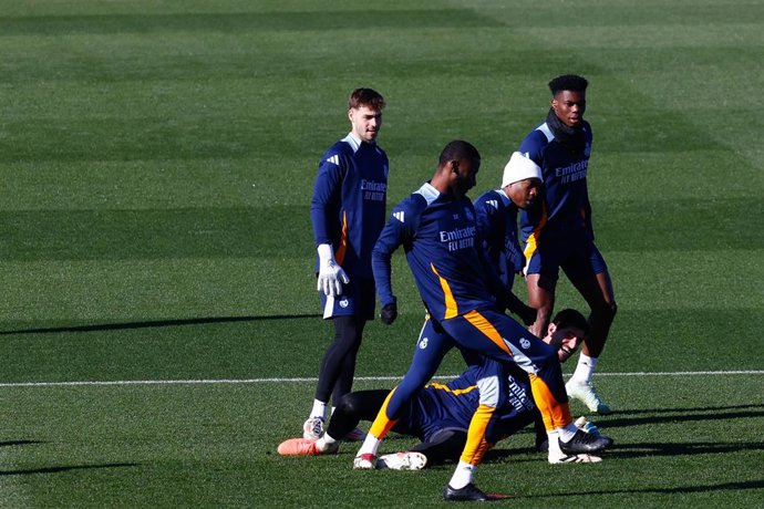 David Alaba y Antonio Rüdiger durante un entrenamiento con el Real Madrid