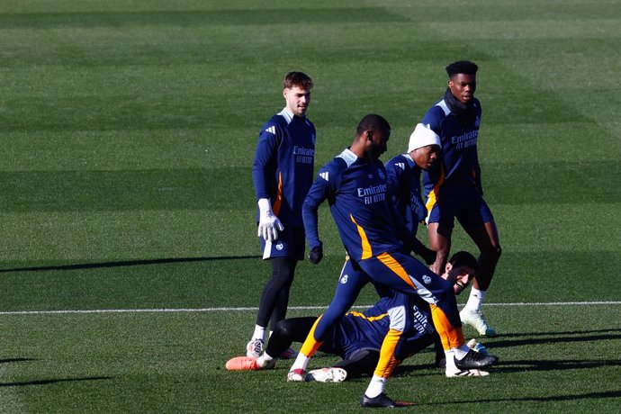 David Alaba, Antonio Rudiger, Aurelien Tchouameni and Thibaut Courtois of Real Madrid warm up during the training day of Real Madrid ahead the Spanish League, LaLiga EA Sports, football match against RCD Espanyol at Ciudad Deportiva Real Madrid on January