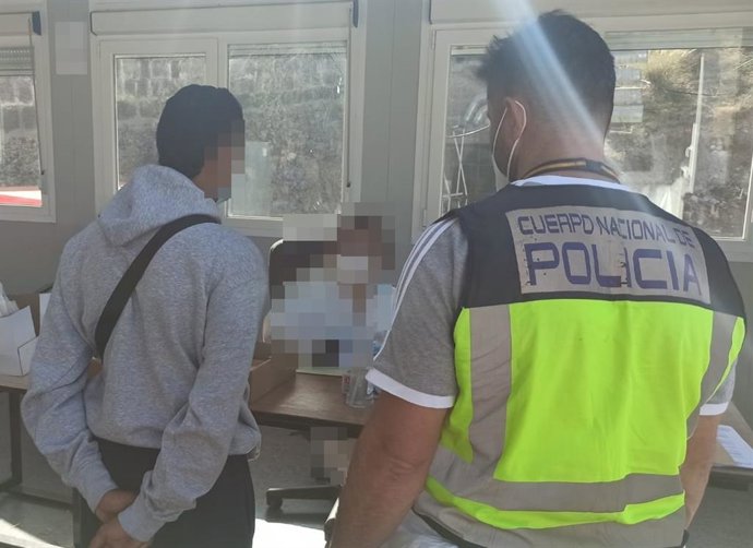 Archivo - Un agente de la Policía Nacional en el momento de la detención del  hombre que tenía una orden internacional de arresto solicitada por Marruecos por un delito de tráfico de drogas en Arrecife